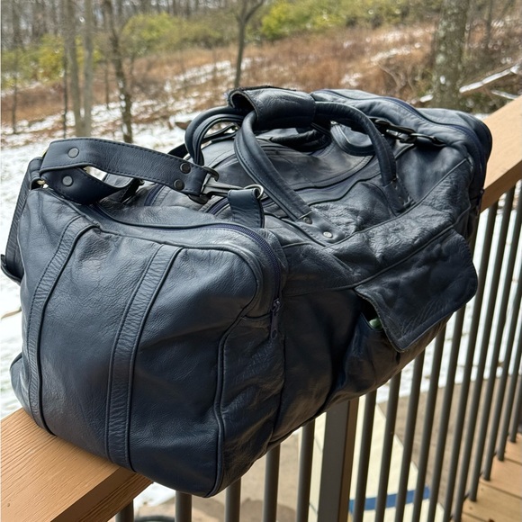 Mexican made navy blue leather carry on, duffle bag. Handles and removable strap - Picture 3 of 16
